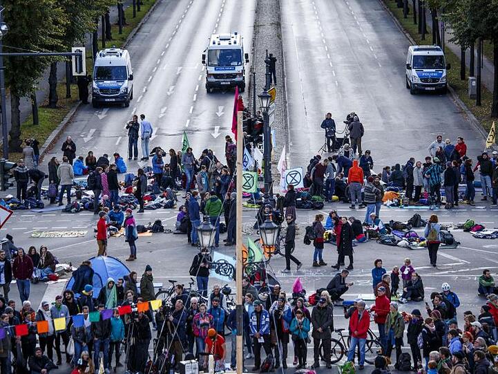 Aktivisten der Klimabewegung Extinction Rebellion besetzen die Fahrbahn am Großen Stern um die Berliner Siegessäule.