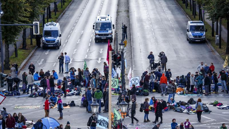 Aktivisten der Klimabewegung Extinction Rebellion besetzen die Fahrbahn am Großen Stern um die Berliner Siegessäule.