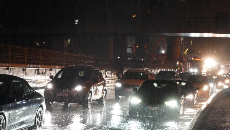 Autos fahren über die überflutete Schillerstrasse am Stuttgarter Hauptbahnhof.