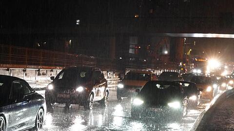 Autos fahren über die überflutete Schillerstrasse am Stuttgarter Hauptbahnhof.