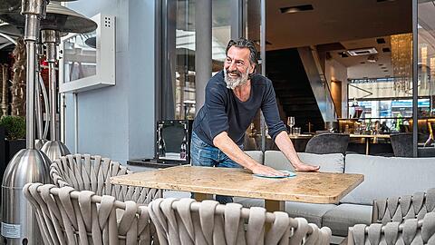 Frisch poliert: Groß-Gastronom Ugo Crocamo packt selbst mit an - vier Tage lang hat er intensiv die große Terrasse vom H'ugo's am Promenadeplatz umbauen lassen. Am Freitag wird sie neu eröffnet.