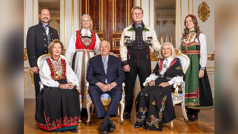 Hinten v.l.n.r.: Kronprinz Haakon, Kronprinzessin Mette-Marit, Prinz Sverre Magnus, Prinzessin Ingrid Alexandra. Vorne: Königin Sonja, König Harald V und Marit Tjessem.