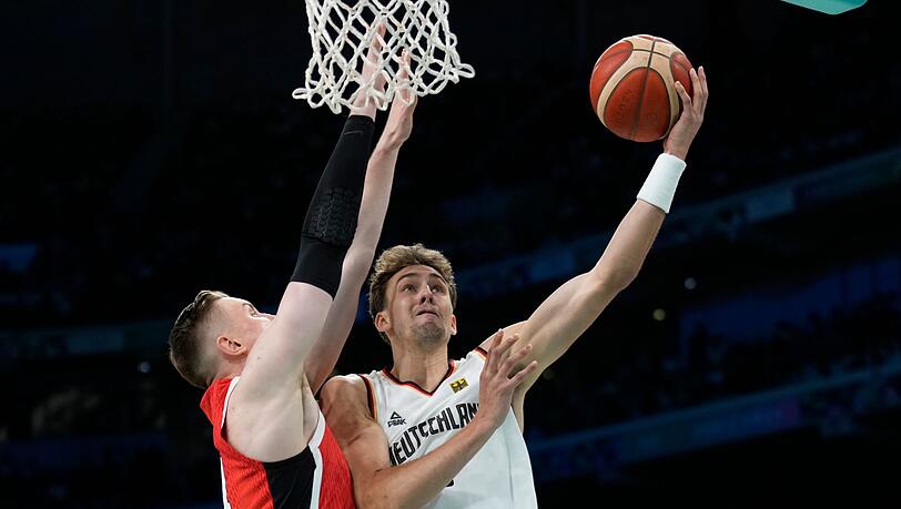 Deutschlands Basketballer starten mit Sieg in Olympia.