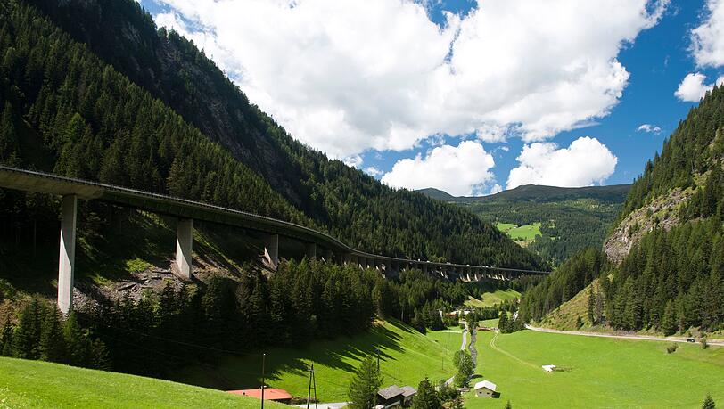 Das mehr als 50 Jahre alte Bauwerk bei Gries am Brenner halte einer vollen Verkehrsbelastung nicht mehr stand, teilte der Autobahnbetreiber Asfinag mit.
