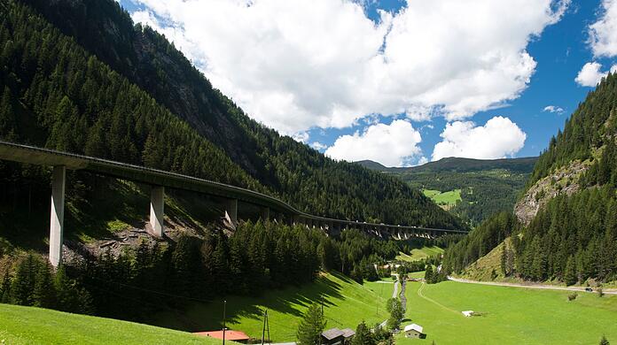 Das mehr als 50 Jahre alte Bauwerk bei Gries am Brenner halte einer vollen Verkehrsbelastung nicht mehr stand, teilte der Autobahnbetreiber Asfinag mit.