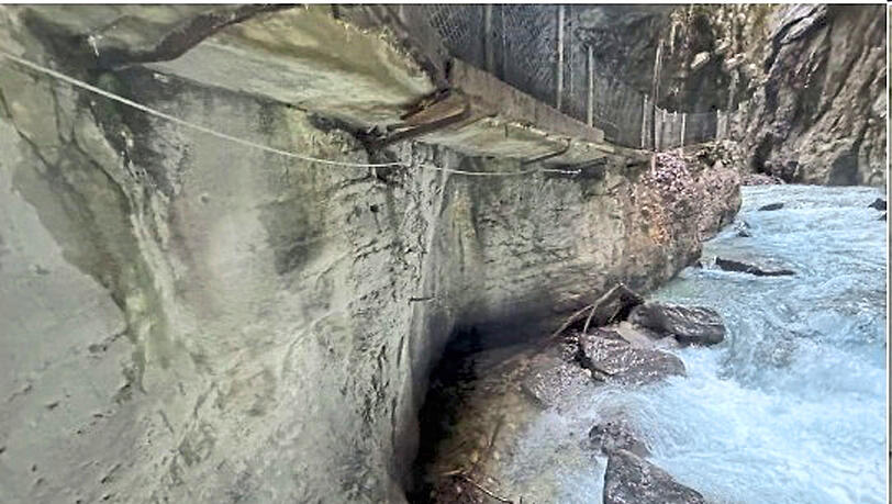 Diese Brücke soll neben drei weiteren erneuert werden – die Schäden sind deutlich sichtbar.