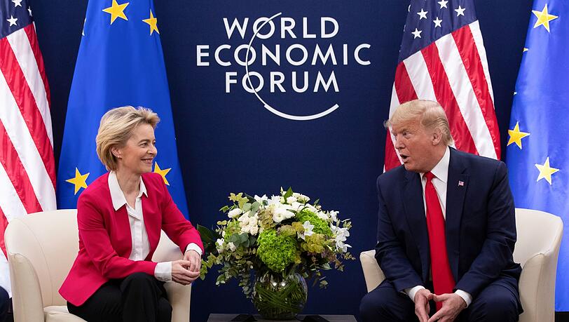 EU-Kommissionschefin Ursula von der Leyen (l) und US-Präsident Donald Trump (Archivbild)