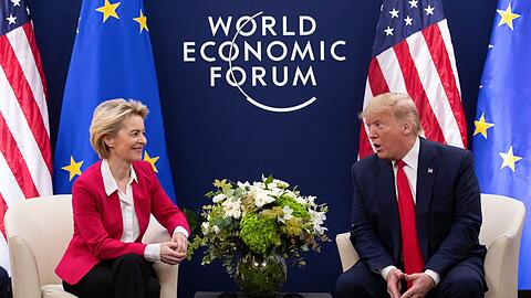 EU-Kommissionschefin Ursula von der Leyen (l) und US-Präsident Donald Trump (Archivbild)