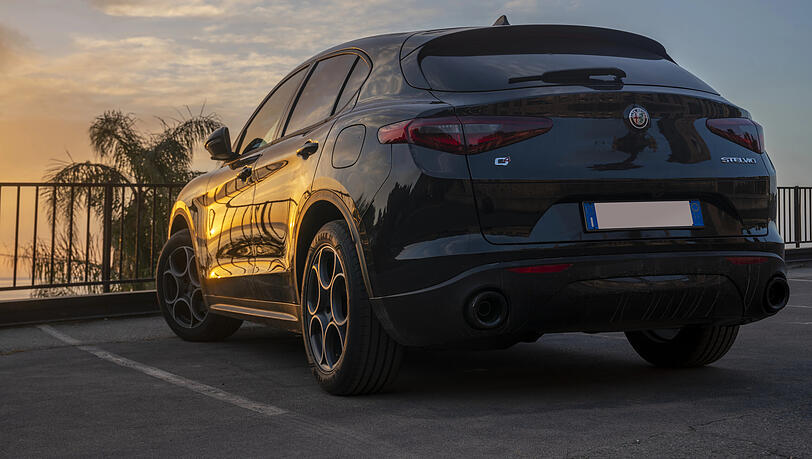 Mit einem solchen Alfa Romeo Stelvio Quadrifoglio (Q4) baute ein 18-J&auml;hriger aus M&uuml;nchen einen schweren Unfall. (Symbolbild)