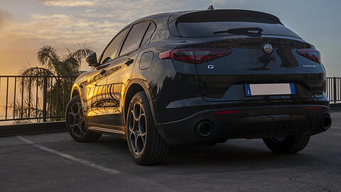 Mit einem solchen Alfa Romeo Stelvio Quadrifoglio (Q4) baute ein 18-Jähriger aus München einen schweren Unfall. (Symbolbild) Mit einem solchen Alfa Romeo Stelvio Quadrifoglio (Q4) baute ein 18-Jähriger aus München einen schweren Unfall. (Symbolbild)