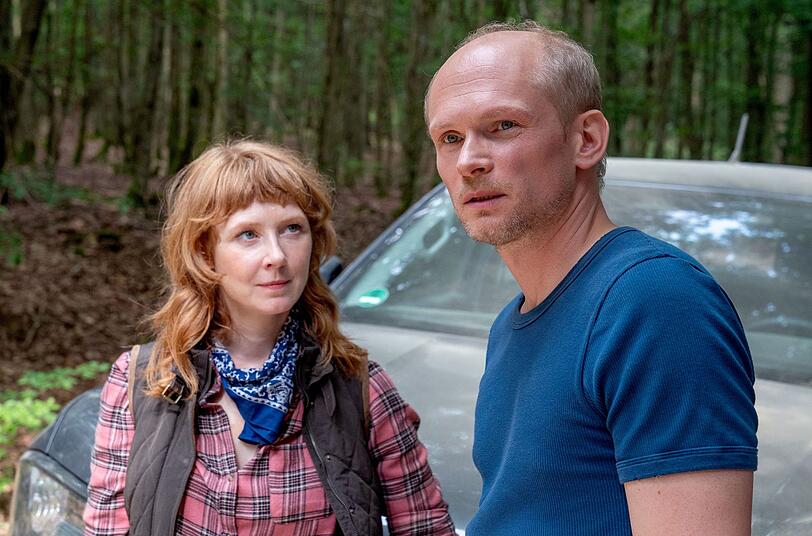 F&ouml;rsterin Maja Schorlau (Sarah Bauerett) und Ermittler Jan Kawig (Bernhard Conrad) haben sich im Wald kennengelernt. Das Interesse f&uuml;reinander ist offensichtlich.