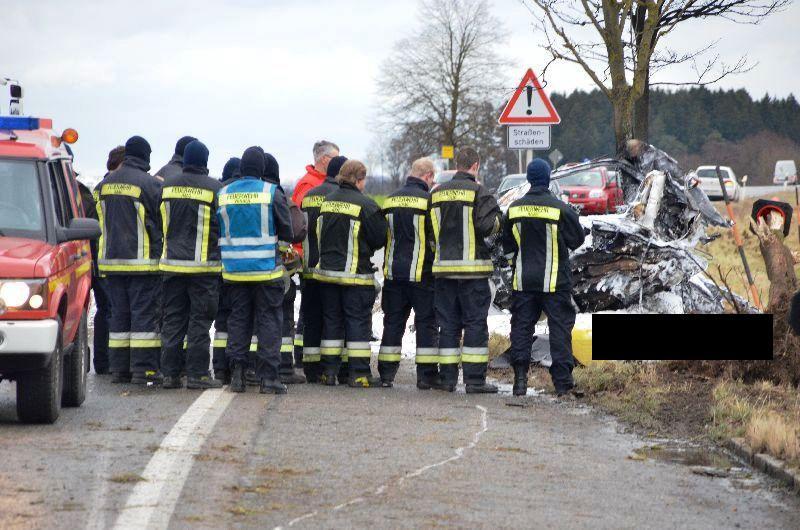 Horror-Unfall am Tag von Heiligabend: Ein Auto ist auf der B12 gegen einen Baum geschleudert. Der Insasse verbrannte im Wrack.