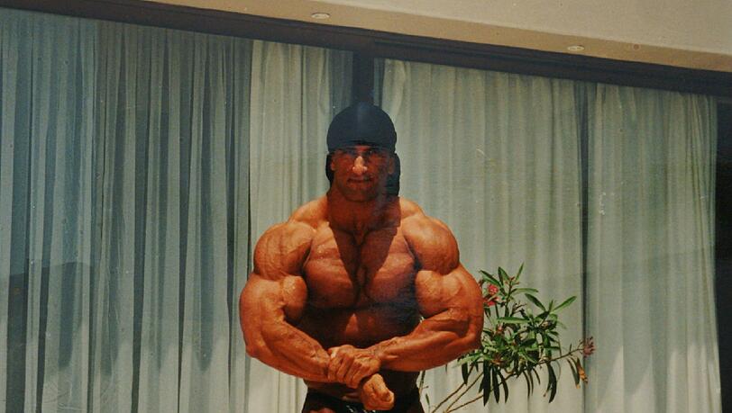 Ercan Demir in den 90er Jahren. Auf dem Höhepunkt seiner Karriere gewinnt er nicht nur viele Meisterschaften, er lässt seine Muskeln auch in Nachtclubs spielen. Ercan Demir in den 90er Jahren. Auf dem Höhepunkt seiner Karriere gewinnt er nicht nur viele Meisterschaften, er lässt seine Muskeln auch in Nachtclubs spielen.