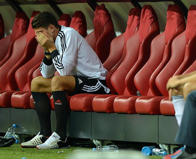 Die Enttäuschung ist Phillip Lahm ins Gesicht geschrieben, bei Thomas Müller fließen die Tränen, Mario Gomez ist entsetzt: Nach dem EM-Aus gegen Italien können's Jogis Jungs nicht fassen.