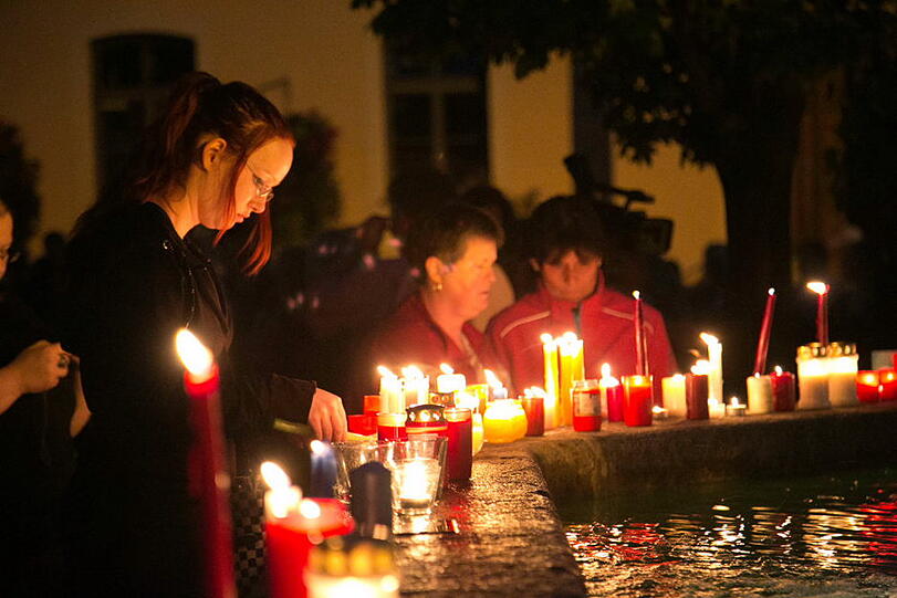 Stille Trauer und ein Zeichen gegen Gewalt: Die Bad Reichenhaller demonstrieren und zünden Kerzen an nach dem Mord in der WM-Nacht.