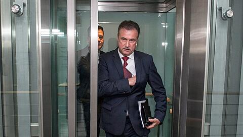 GDL-Chef Weselsky: «Niemand sollte davon ausgehen, dass wir zum jetzigen Zeitpunkt aufgrund eines PR-Gags des Vorstandsvorsitzenden der Deutschen Bahn AG die Streikaktionen beenden.»