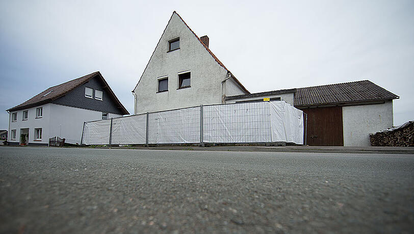 Das Horror-Haus von Höxter: Ein Paar soll seine Opfer dort misshandelt haben. Mindestens zwei Frauen aus Niedersachsen starben. Das Horror-Haus von Höxter: Ein Paar soll seine Opfer dort misshandelt haben. Mindestens zwei Frauen aus Niedersachsen starben.