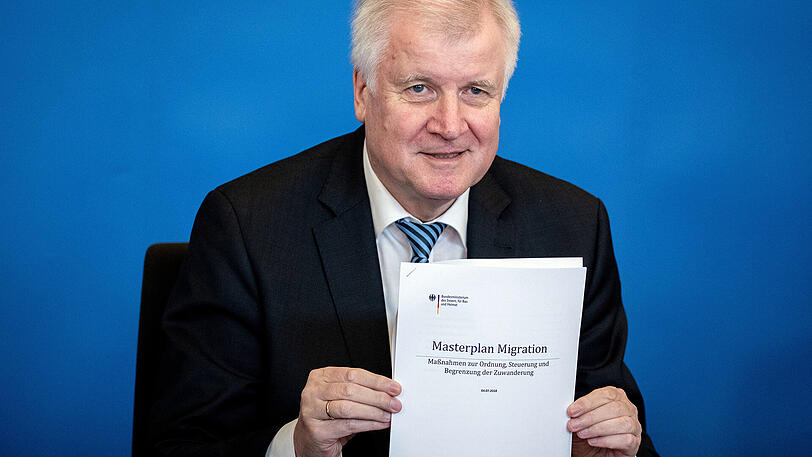 Bei der Präsentation seines "Masterplans" zeigte sich Seehofer über die Abschiebung der Flüchtlinge sehr erfreut.