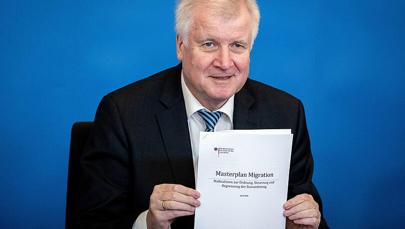 Bei der Präsentation seines "Masterplans" zeigte sich Seehofer über die Abschiebung der Flüchtlinge sehr erfreut. Bei der Präsentation seines "Masterplans" zeigte sich Seehofer über die Abschiebung der Flüchtlinge sehr erfreut.