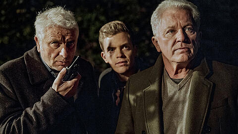 "Tatort": Die Kommissare Franz Leitmayr (Udo Wachtveitl), Kalli Hammermann (Ferdinand Hofer) und Ivo Batic (Miroslav Nemec) beobachten einen Verdächtigen