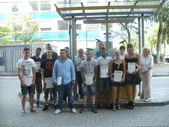 Die Erleichterung und Freude über die erfolgreiche Prüfung steht ihnen ins Gesicht geschrieben (v. l.): Radomir Tadic, Dennis Jovanovic, Sandor Asbeck, Patrick Janc, Ludwig Haslinger (KfB), Cihan Kumas, Stephan Schütz, Nariander Aujla, Sabine Mössl, Melanie Vidovic, zweite Reihe von links (hinter dem Briefkasten): Manfred Huber (Ausbilder), Werner Högele (Abteilungsleiter Personal), Ulrike Wille-Wirsing (Ausbilderin), Andrea Guggenmos (Teamleitung Ausbildung).