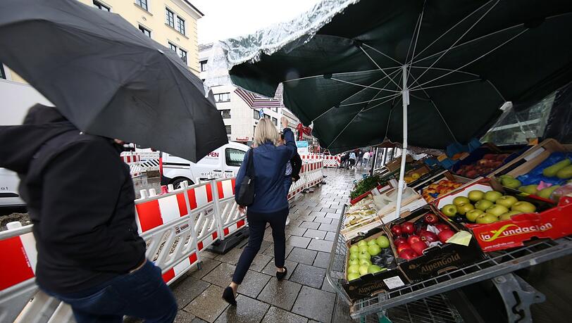Zwischen dem Bauzaun und den Gemüsestandln bleibt für Fußgänger nur noch ein sehr schmaler Korridor. Zwischen dem Bauzaun und den Gemüsestandln bleibt für Fußgänger nur noch ein sehr schmaler Korridor.