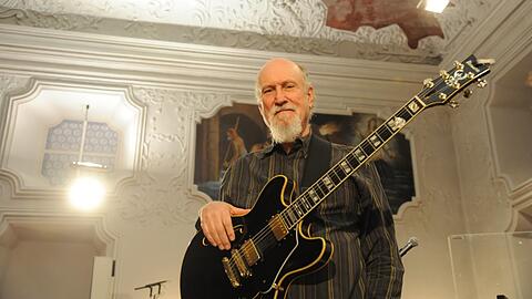 Auf "solo" buddelt John Scofield in einer bemerkenswert prallen Schatztruhe.