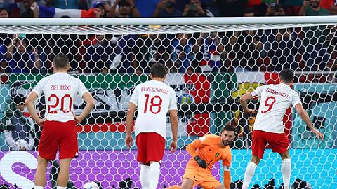 Robert Lewandowski (r) trifft in der Nachspielzeit per Elfmeter beim zweiten Versuch zum 1:3 gegen Frankreich.