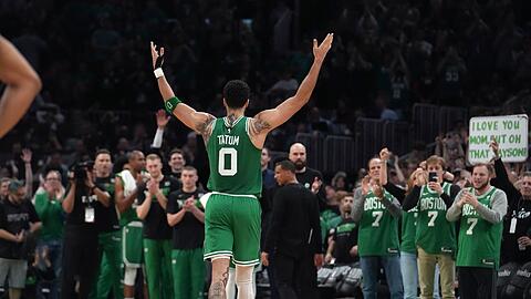 Jayson Tatum von den Boston Celtics erhält Applaus, als er nach dem Spiel vom Platz geht.
