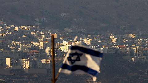 Eine israelische Flagge in den von Israel kontrollierten Golanhöhen (Symbolbild).