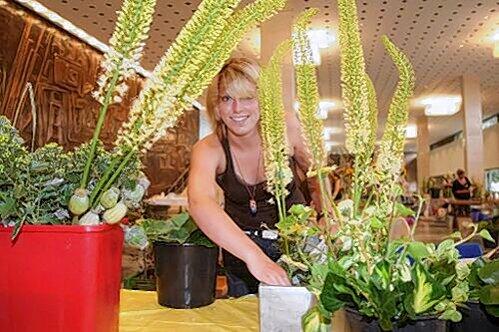 Kennt sich mit Blumen und Steppenkerzen aus: Die angehende Floristin Janina Göbel.