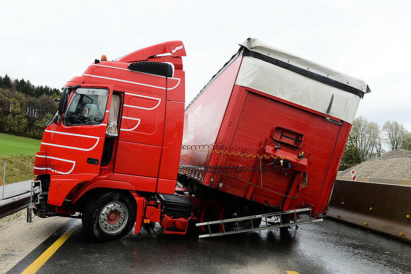 Die A8 in Richtung Salzburg ist auf Höhe Bergen vollständig gesperrt gewesen: Ein Lkw war gegen eine Leitplanke gerast. Außerdem ist Diesel und Benzin ausgelaufen. Die Bilder.