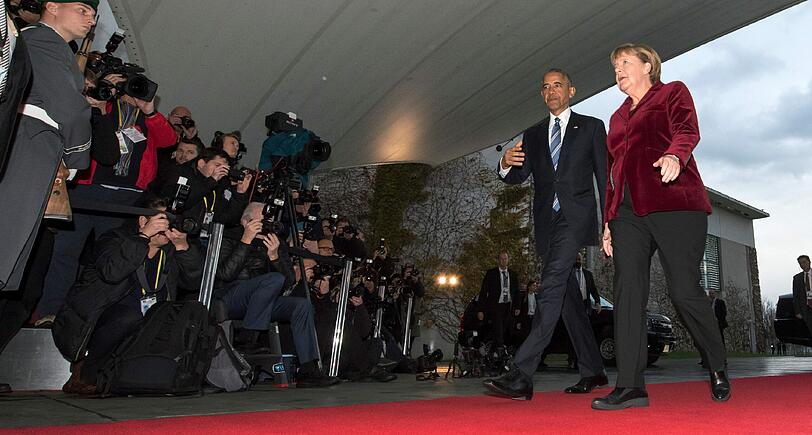 US-Präsident Barack Obama wird bei seinem Abschiedsbesuch von Bundeskanzlerin Angela Merkel begrüßt.