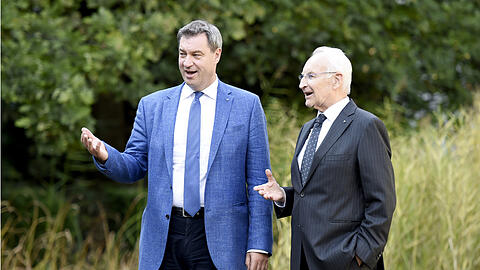 Ministerpräsident Markus Söder (l.) und sein Vorvorgänger und Mentor Edmund Stoiber im Innenhof der AZ-Redaktion.