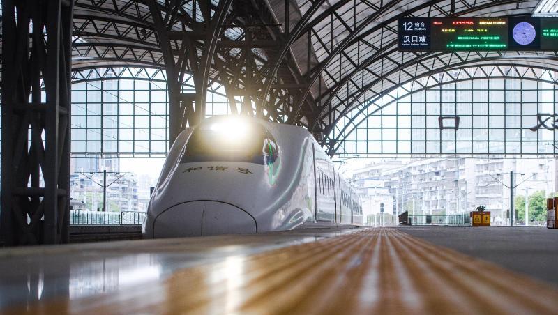 Ein Schnellzug fährt in einen Bahnhof in Wuhan ein. Ein Schnellzug fährt in einen Bahnhof in Wuhan ein.