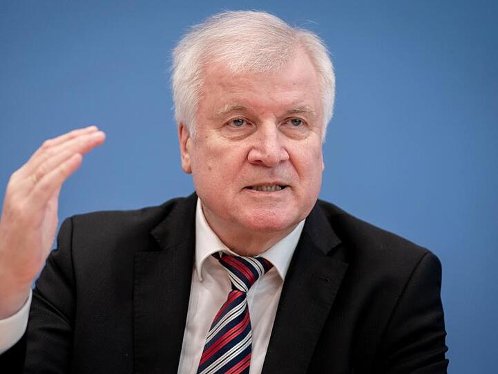 Nach Ansicht von Innenminister Seehofer soll der Verfassungsschutz künftig auch Daten radikalisierter Kinder sammeln.