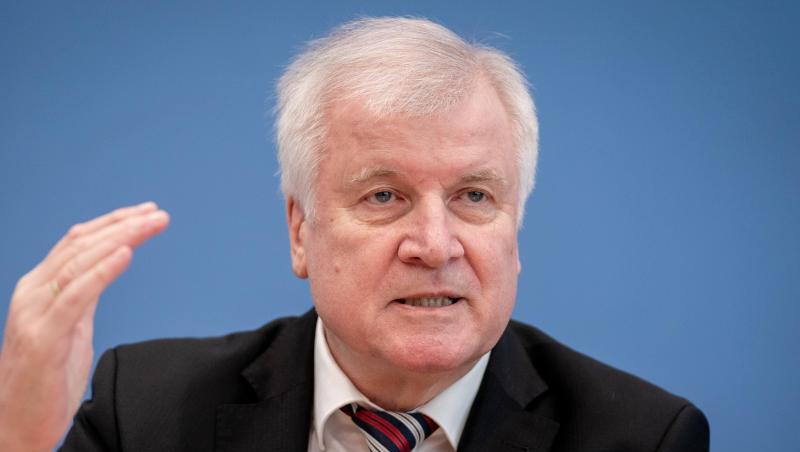 Nach Ansicht von Innenminister Seehofer soll der Verfassungsschutz künftig auch Daten radikalisierter Kinder sammeln. Nach Ansicht von Innenminister Seehofer soll der Verfassungsschutz künftig auch Daten radikalisierter Kinder sammeln.