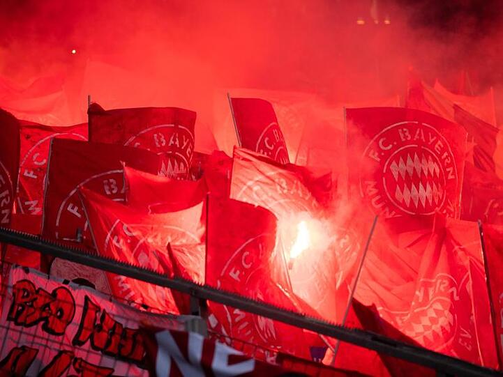 Fans des FC Bayern München zünden Pyrotechnik. Foto: Tom Weller/dpa/Archivbild