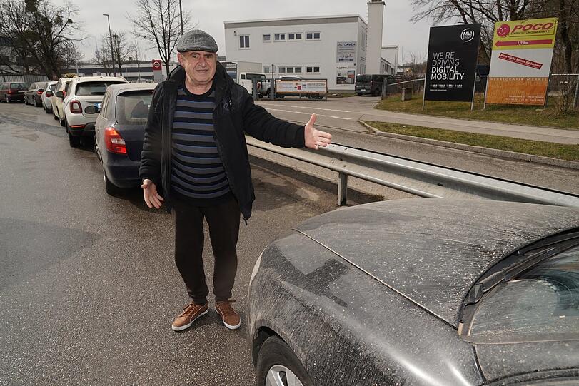 Rentner Peter Olalescu (75) in der langen Schlange vor der Waschstraße: "Gegen Mama Natur kann man nichts machen. Ich war sehr erstaunt, als ich mein Auto in dem Zustand gesehen habe."