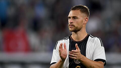 Deutschlands Joshua Kimmich verabschiedet sich von den Zuschauern.
