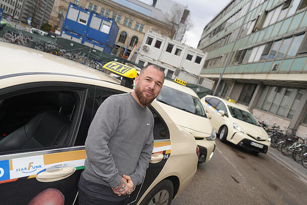 Taxifahrer Mostafa Yaser (32) muss am ersten Streiktag lang im Stau stehen. Taxifahrer Mostafa Yaser (32) muss am ersten Streiktag lang im Stau stehen.