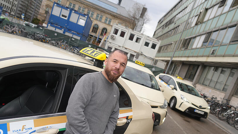 Taxifahrer Mostafa Yaser (32) muss am ersten Streiktag lang im Stau stehen.