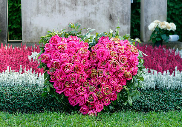 Ein Blumenherz als Grabschmuck. Ein Blumenherz als Grabschmuck.
