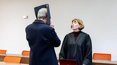 Anwältin Julia Weinmann gab eine Erklärung für ihren Mandanten ab.