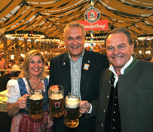 Feierte auf der
Wiesn seinen
Schnapszahl-Geburtstag
nach:
Innenminister
Joachim Herrmann
(M.) mit Frau Gerswid
und Wissenschaftsminister
Wolfgang Heubisch.