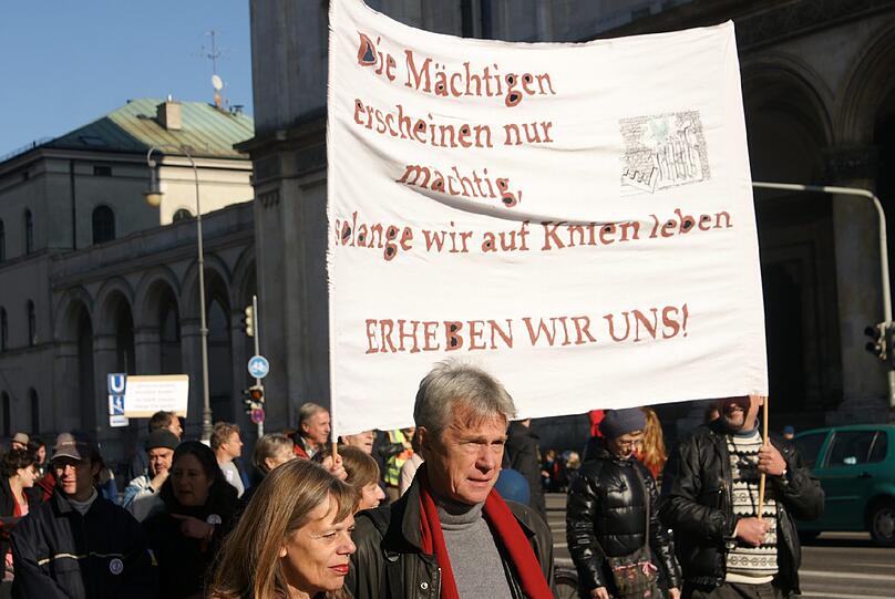 Mit Plakaten gingen rund 300 Menschen in München auf die Straße: Ihr Ziel: mehr Demokratie.
