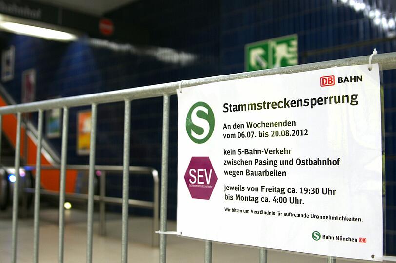 Noch sechs Wochen ist die Stammstrecke dicht. Bis diesen Freitag soll die Beschilderung zu den Ersatzhaltestellen verbessert werden.