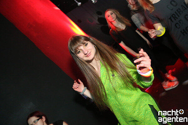 Im 8 Below ging es bunt zu unter dem Motto "Wir sehen Farben presents Binary 404 Showcase". Mehr Bilder unter: href="http://www.nachtagenten.de/event/19.04.2014/8-below/wir-sehen-farben-presents-binary-404-showcase.302877.html