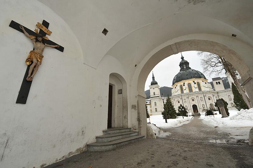 Durch den Eingang zum Kloster Ettal im Landkreis Garmisch-Partenkirchen ist die Kloster- und Pfarrkirche zu sehen.
