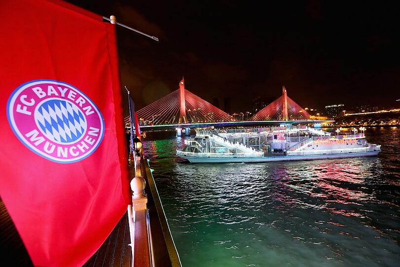 Manuel Neuer und Thomas Müller beim Fluss-Fußball. Hier gibt's die Bilder.